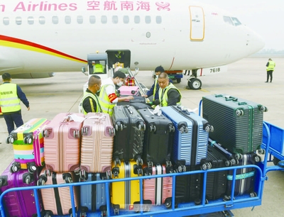 阜陽機場行李托運忙