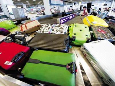 為何下了飛機之后，托運的行李箱都不撕標簽？過來人告訴你行李托運的奧秘